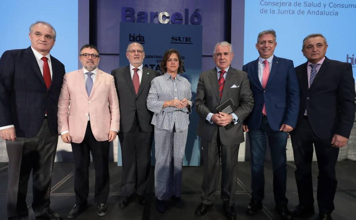 Catalina García, con el viceconsejero de Salud, el presidente de Bidafarma y los presidentes de los colegios de Médicos, Enfermería, Farmacéuticos y Fisioterapeuta. 