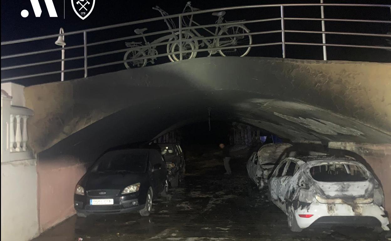 Imagen de los vehículos calcinados debajo del puente del arroyo San Juan en La Cala del Moral. 