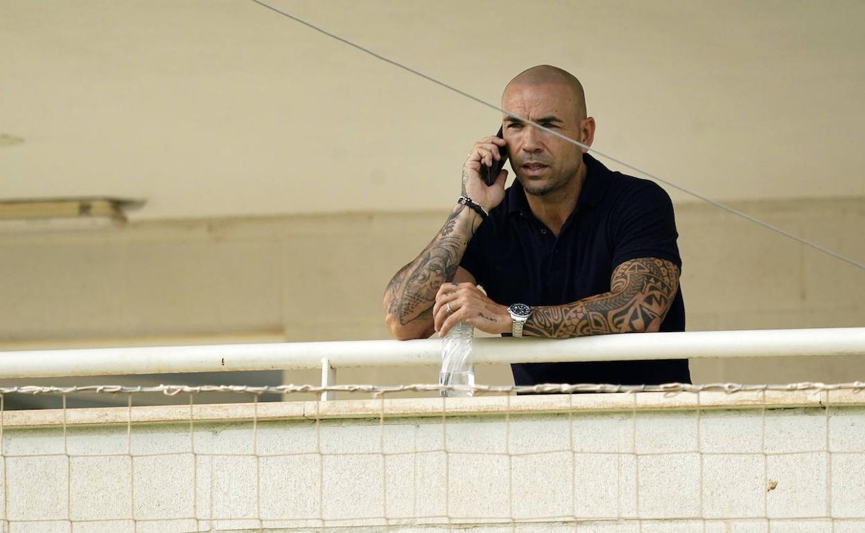 Manolo Gaspar habla por teléfono durante un entrenamiento del equipo.