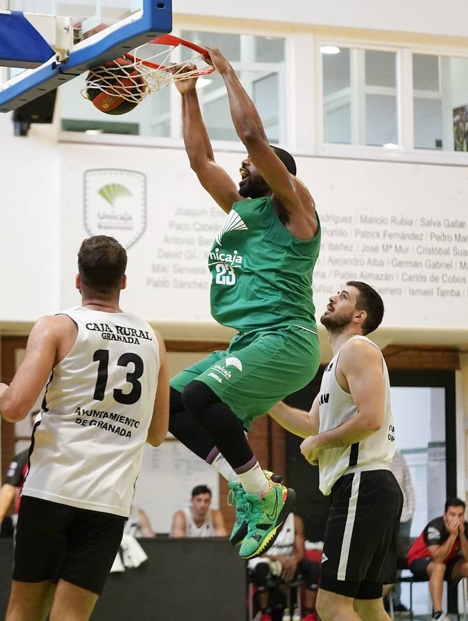 El Unicaja y el Covirán Granada se enfrentaron en un partido amistoso en Los Guindos. 