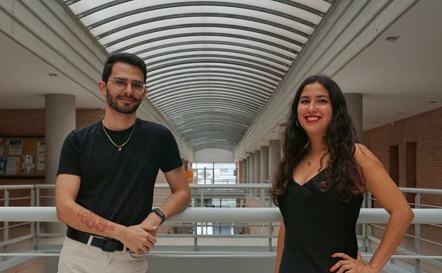 José Cristian Cortés y Fiorella Rendón, los jóvenes premiados, en el vestíbulo de la Facultad de Turismo. 