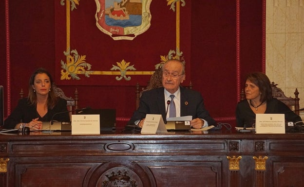 En el centro, De la Torre. A la izquierda, la nueva vicepresidenta del Consejo de la Mujer, Mar Torre.