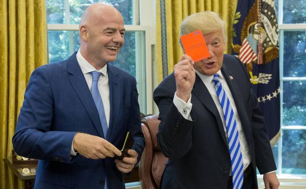 Gianni Infantino, máximo responsable de la FIFA, y Donald Trump, entonces presidente de EE UU.