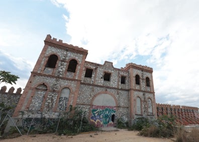 Imagen secundaria 1 - El agujero que fue tapiado ha sido reabierto por personas que acceden al interior. 