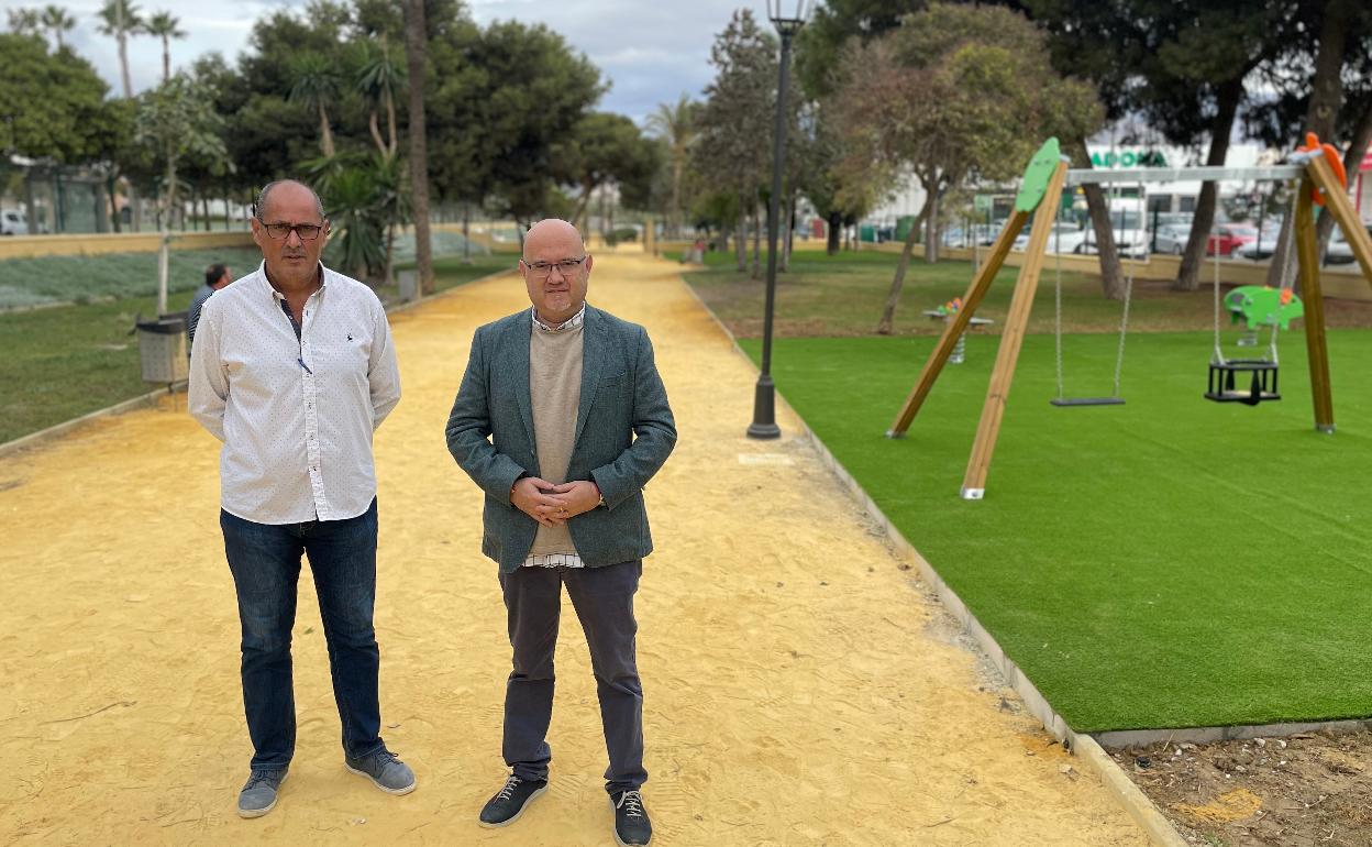 Antonio Ariza y Jesús Carlos Pérez Atencia, en el nuevo recinto canino de Torre del Mar. 