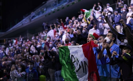 Aficionados italianos en Bolonia, en la fase de grupos del torneo. 