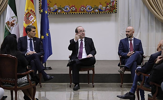 Miguel Iceta, en el centro, durante un encuentro e Málaga con el sector cultural. 