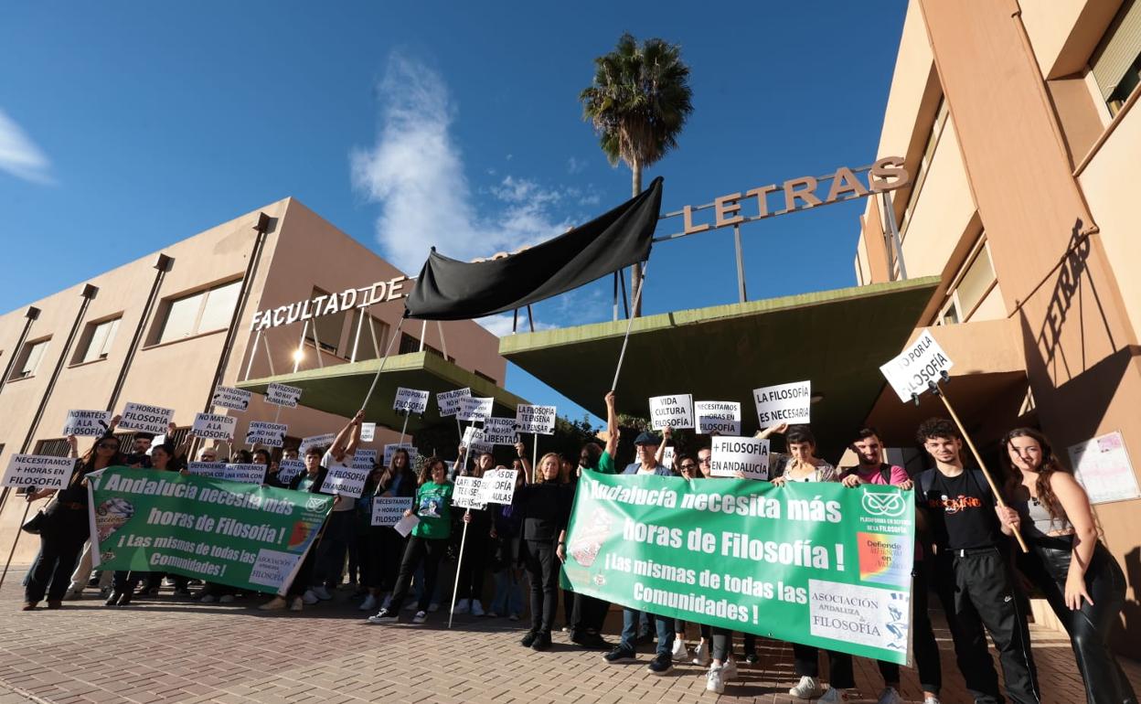 Estudiantes y profesores de instituto, en el acto de protesta de ayer tarde en la facultad. 