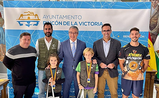 El alcalde y el edil de Deportes, con los menores premiados. 