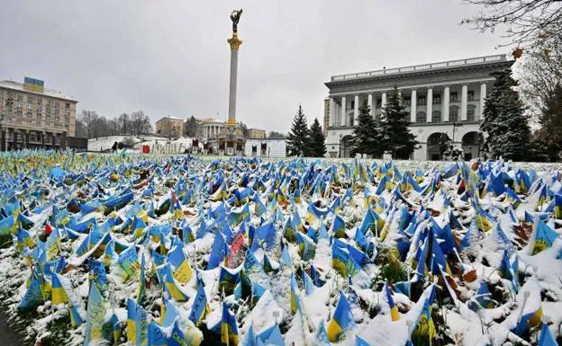 El invierno ha llegado ya a Ucrania con la caída de los primeros copos de nieve, en medio de la estrategia rusa de bombardear infraestructuras energéticas. En la imagen, monumento en Kiev a los caídos en la guerra.