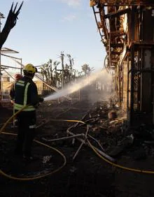 Imagen secundaria 2 - Torremolinos: El chiringuito Kokun queda calcinado tras un incendio de madrugada