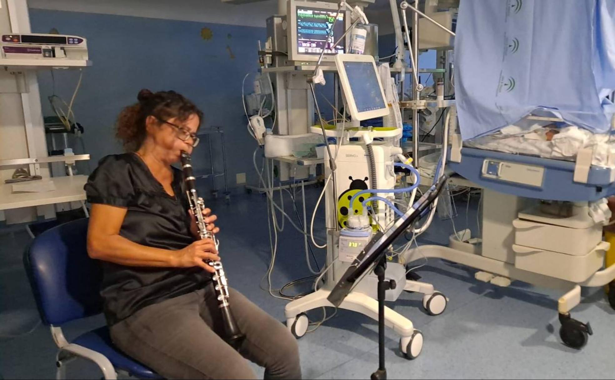 La clarinetista fue la encargada de llevar la música a los bebés prematuros. 