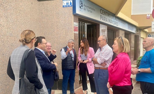 Ediles del PSOE y el senador Miguel Ángel Heredia, con mayores del municipio torroxeño. 