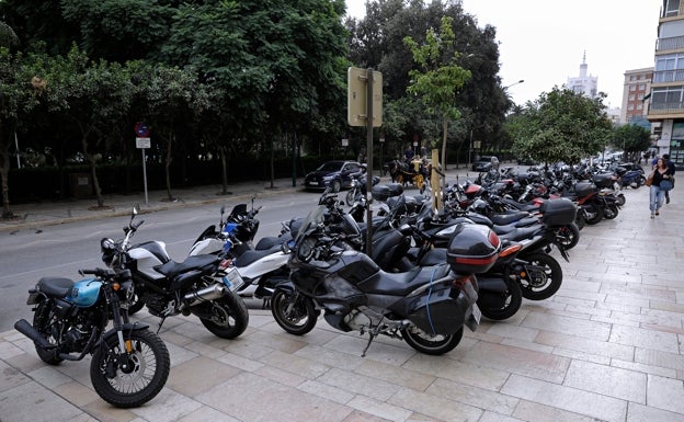 Imagen principal - Aparcar con moto en Málaga, una misión cada vez más complicada