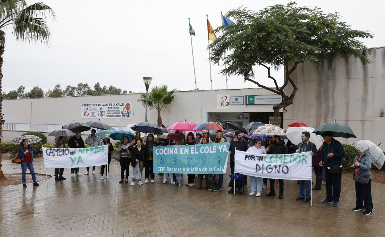 Padres y madres, ante las puertas del colegio, en la mañana de este viernes. 