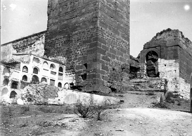 Imagen secundaria 1 - Cementerio en el Castillo de Álora.