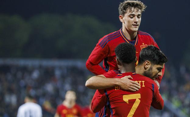 Gavi, Ansu Fati y Asensio celebran un gol