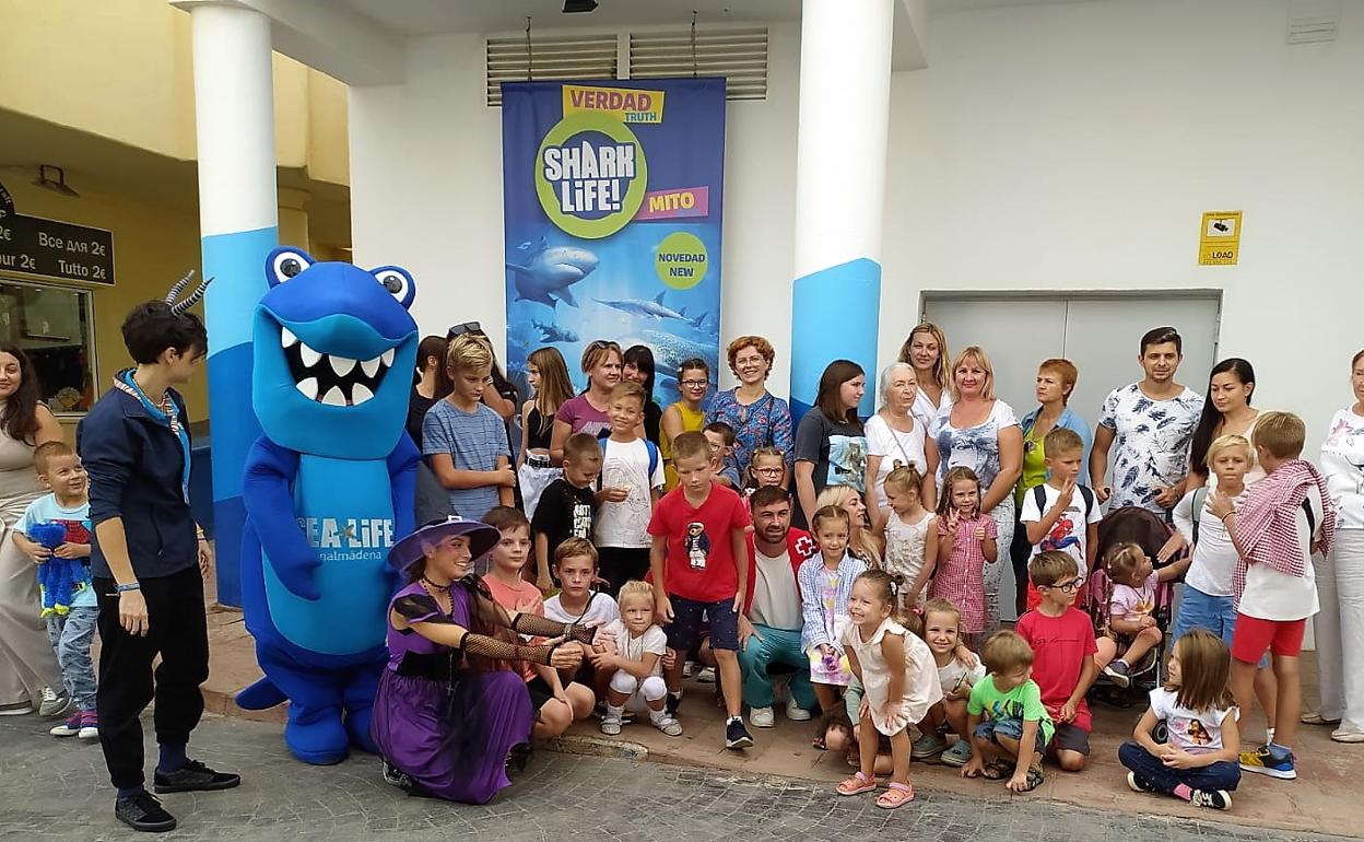 Familias de refugiados ucranianos visitan el Sea Life