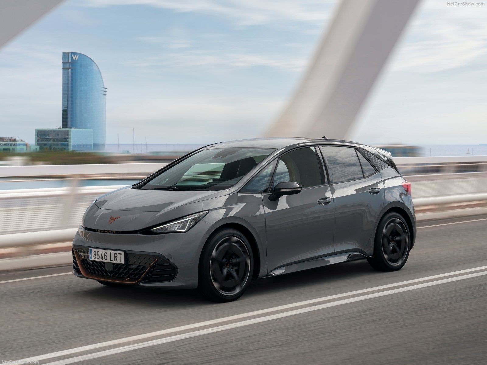 El CUPRA Born ha llegado para irrumpir el mercado, combinando electrificación, deportividad y la máxima emoción de conducción. El primer eléctrico de la marca está disponible con potencias de 204 a 231 CV con tracción trasera, cero emisiones, y hasta 548 km de autonomía. En cuanto a la recarga, bastan solo 8 minutos con un punto de carga de 120 kW para sumar 100 kilómetros extra. Con la batería al 5%, en 35 minutos se puede reponer hasta el 80%.