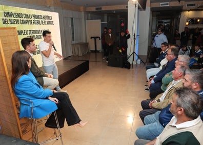 Imagen secundaria 1 - Tres imágenes de la presentación del proyecto del futuro campo de fútbol de El Morche. 