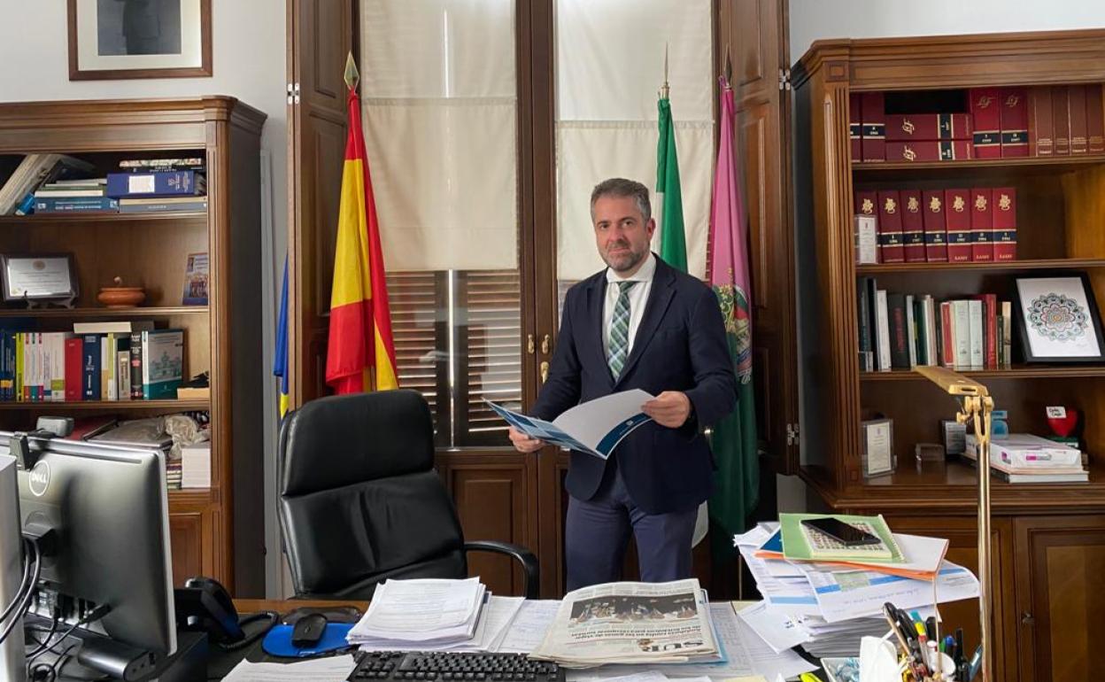 Carlos Conde, el concejal de Economía responsable del organismo municipal, en su despacho en la sede principal del Ayuntamiento.