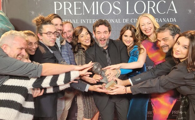 Enrique García, en el centro, celebrando el premio con el equipo de su película. 