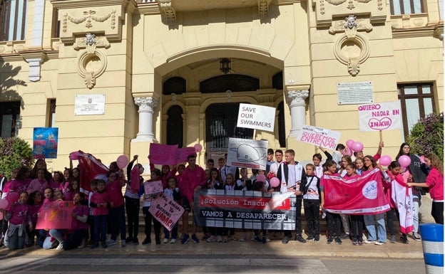 Los nadadores más jóvenes del Club Natación Inacua posaron delante del Ayuntamiento. 