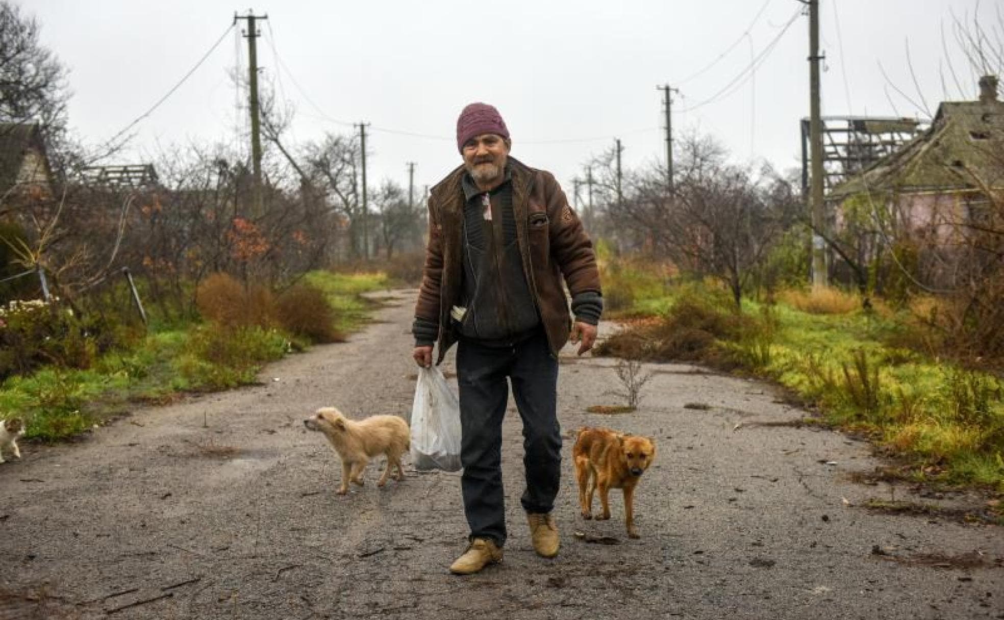 Un hombre que decidió permanecer en su casa desde el inicio de la invasión rusa camina por una calle de la región de Jersón. 