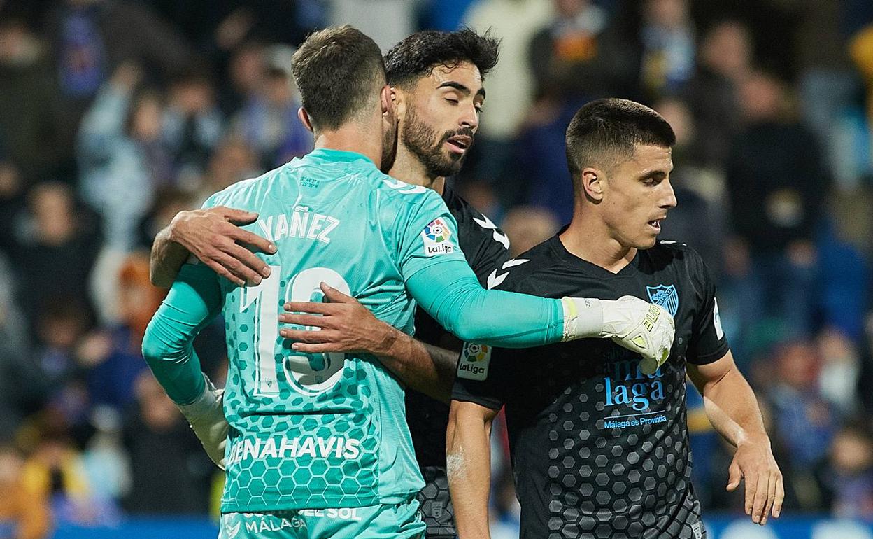 Juande abraza a Rubén Yáñez en presencia de Bustinza tras el empate en Zaragoza. 