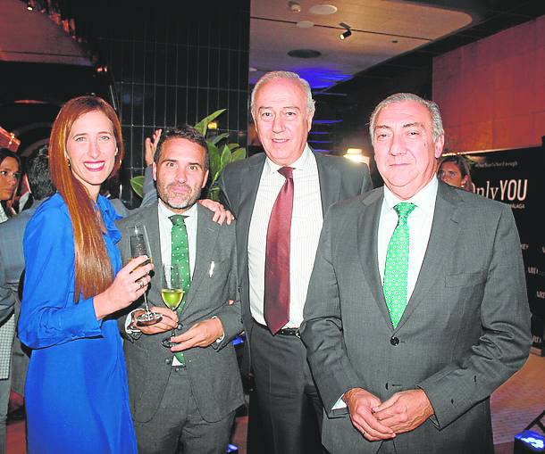 Imagen secundaria 1 - Primera foto, José Luis García, Ainoa Cobos, Pedro J. Echevarría y Sabina Csenge. Segunda foto: Carmen Arjona, Jacobo Florido, Nacho Ruiz y Antonio Díaz. Tercera foto: Mar González y Elvira Carrera. 