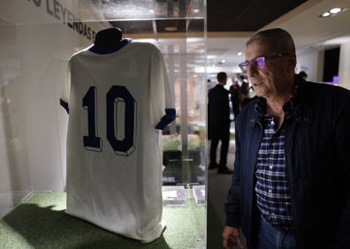 Imagen secundaria 1 - En la imagen superior, botas de Griezmann del mundial de 2018; a la izquierda, camiseta de Maradona y a la derecha, botas del primer Mundial de 1930. 