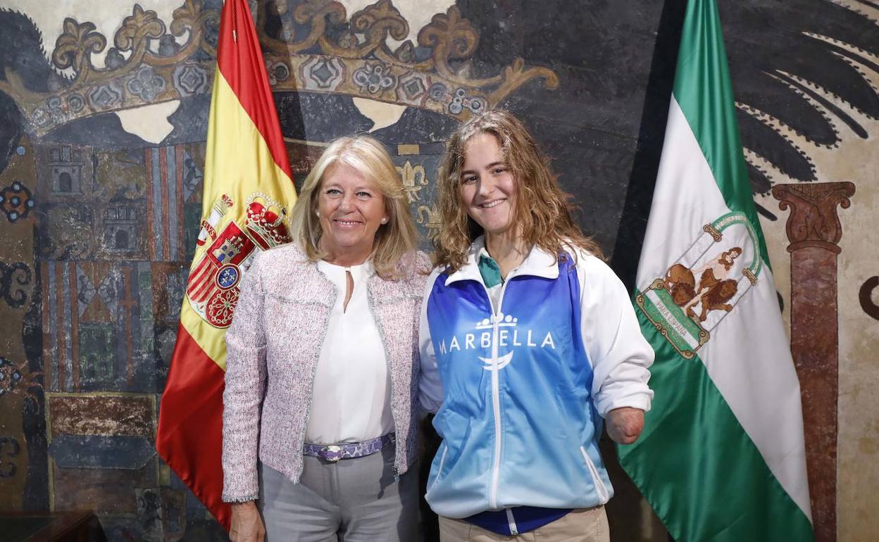 La alcaldesa de Marbella, Ángeles Muñoz, y la deportista Sarah Almagro. 