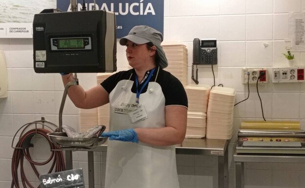 Tatiana Ávila, en su puesto de trabajo en Carrefour. 