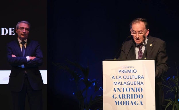 El presidente de la Academia Malagueña de Ciencias, Fernando Orellana, tras recibir el premio de la mano del presidente de la Diputación, Francisco Salado. 