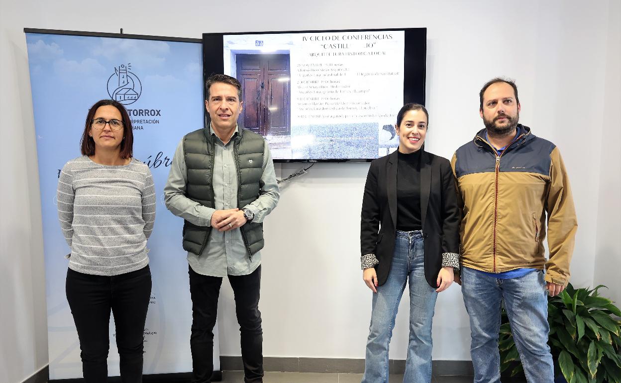 Acto de presentación del ciclo de charlas sobre la historia de Torrox, este martes. 