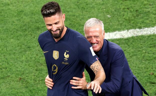 Deschamps celebra con Giroud la victoria.