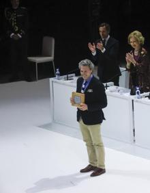 Imagen secundaria 2 - Arriba. Irene de Grecia y la reina Doña Sofía acuden al Teatro Real de Madrid para asistir a la entrega del premio BMW de pintura. Debajo. La reina emérita contempla una de las obras; Norberto Álvarez, agradecido tras recoger el premio.