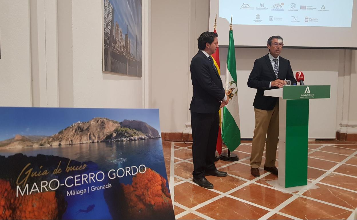 El delegado de Pesca (en el atril) y el responsable de la guía, durante la presentación. 