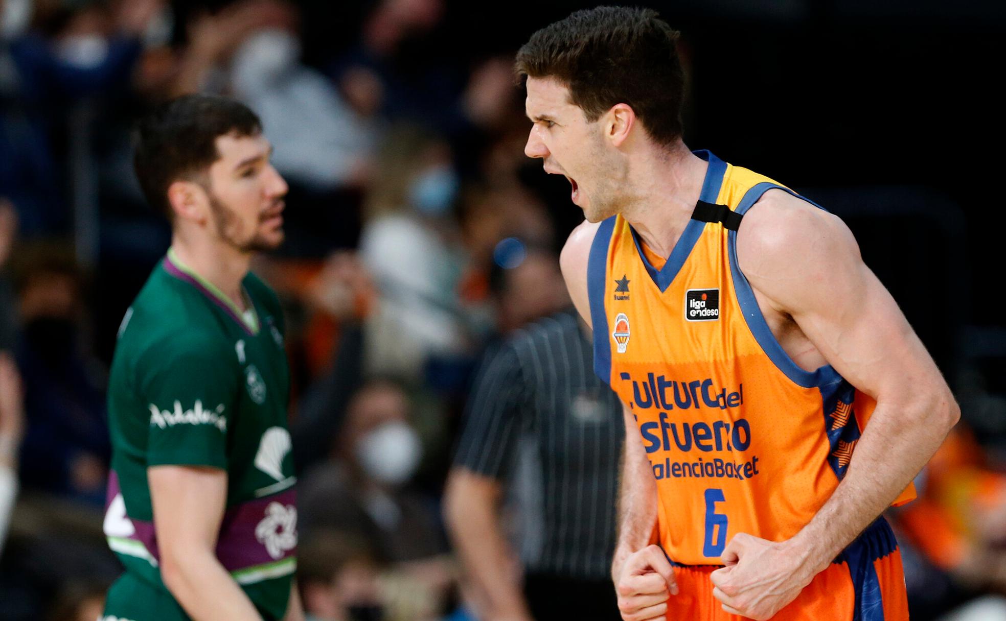 Arostegui celebra una canasta ante Brizuela en el encuentro entre el Valencia y el Unicaja la pasdada temporada. 