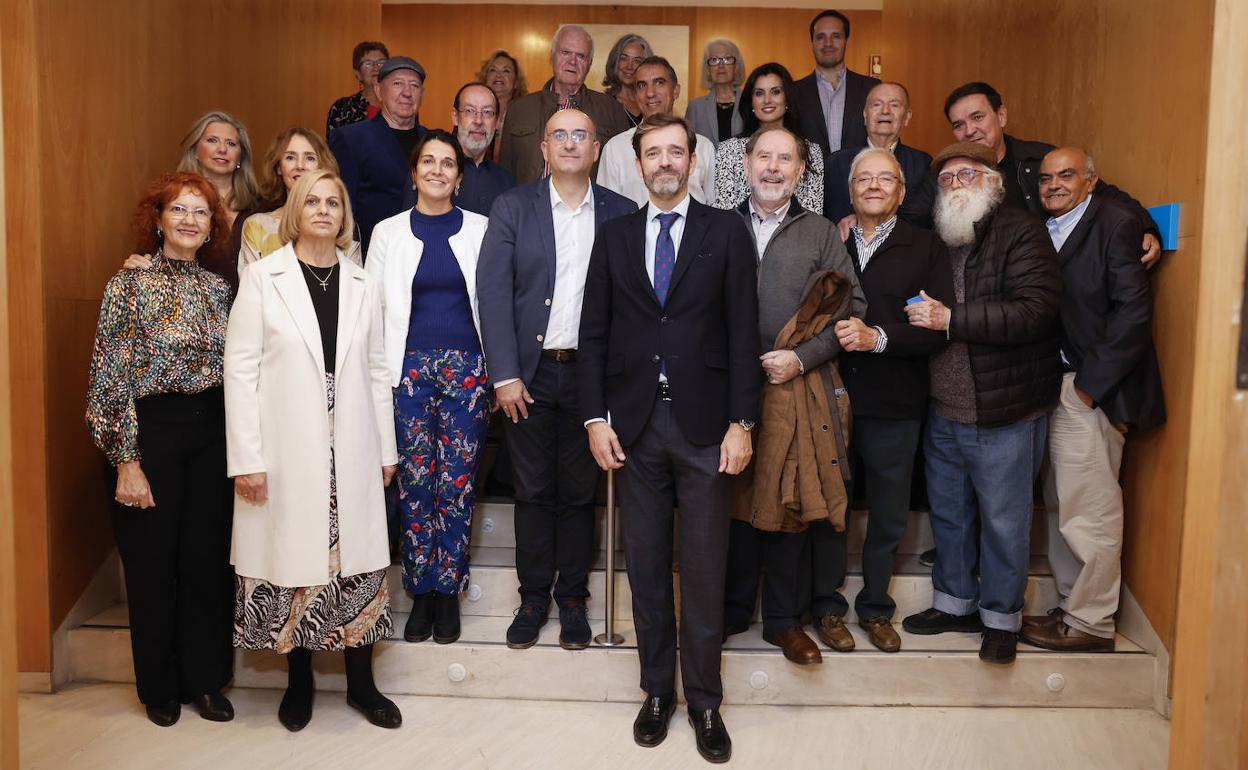 Representantes institucionales, organizadores y artistas, en la inauguración de la exposición. 