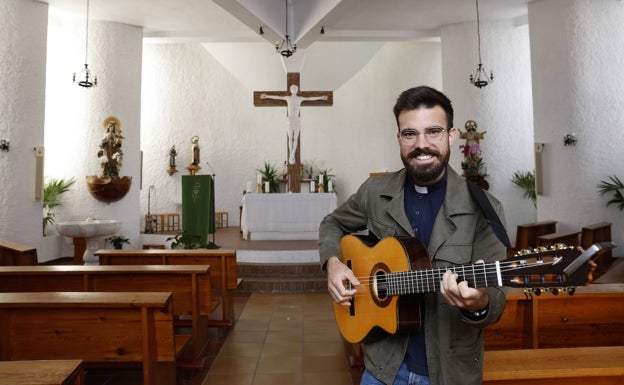 El sacerdote Juan Baena es párroco de Santa Teresa de Jesús en La Cala de Mijas. 