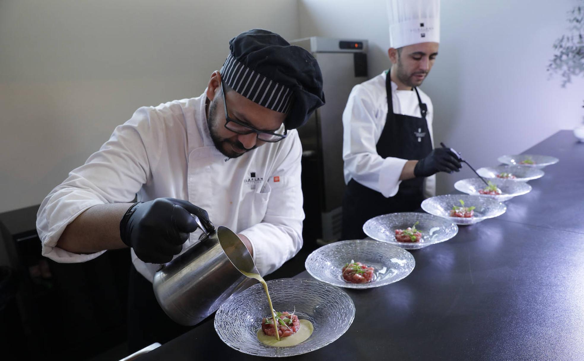 El chef de Bardal Roberto Lagonell emplata un tartar de atún. 