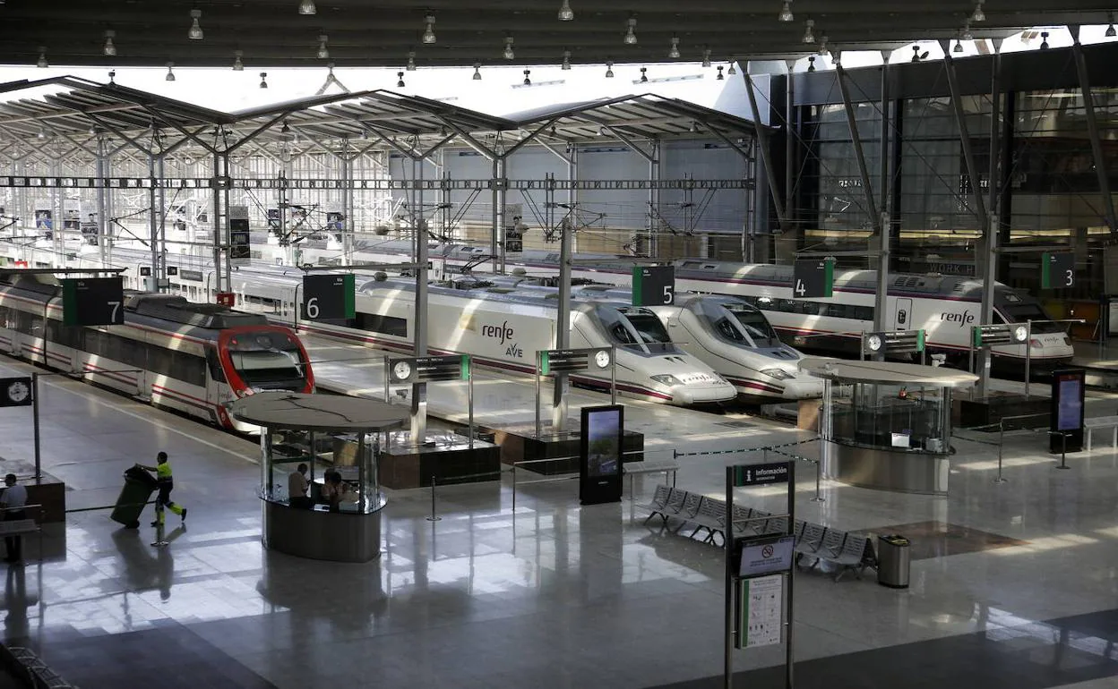 Varios trenes AVE estacionados en la estación María Zambrano. 