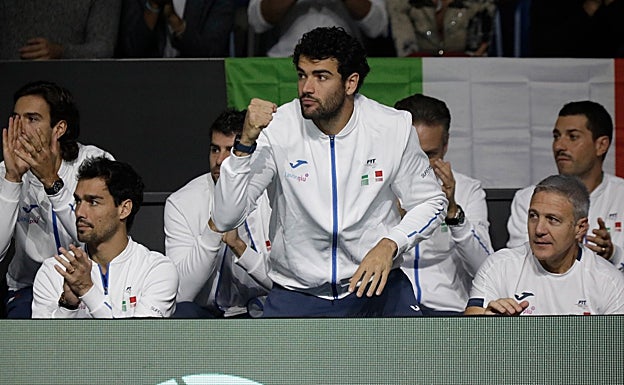 El italiano Matteo Berrettini, que no pudo jugar por una lesión en un pie, anima a sus compañeros. 