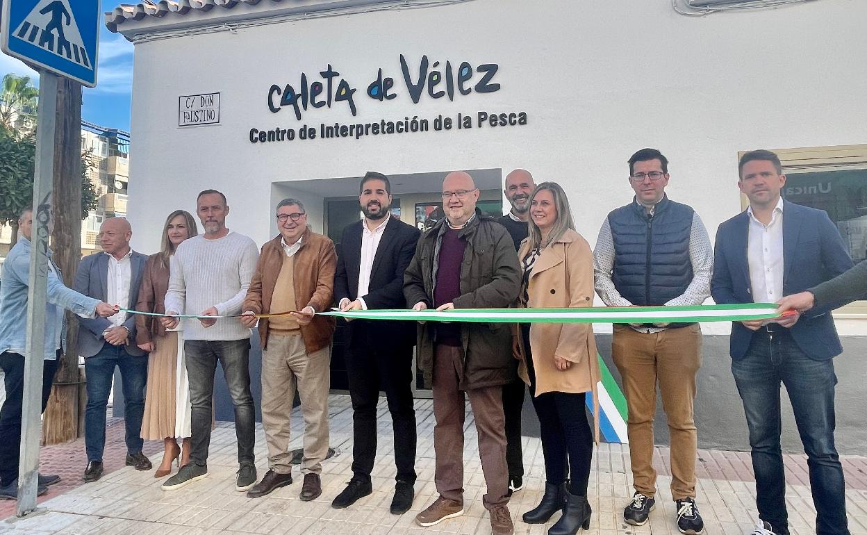 Acto de inauguración del nuevo espacio dedicado a la pesca en Caleta de Vélez, este jueves. 