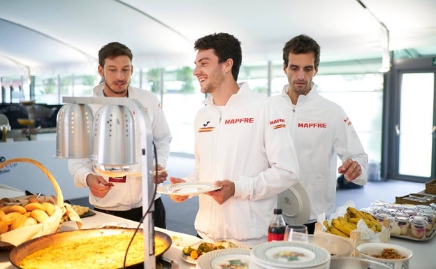 Pablo Carreño, Pedro Martínez y Albert Ramos en el comedor de tenistas, que atiende el 'catering' Mallorca. 