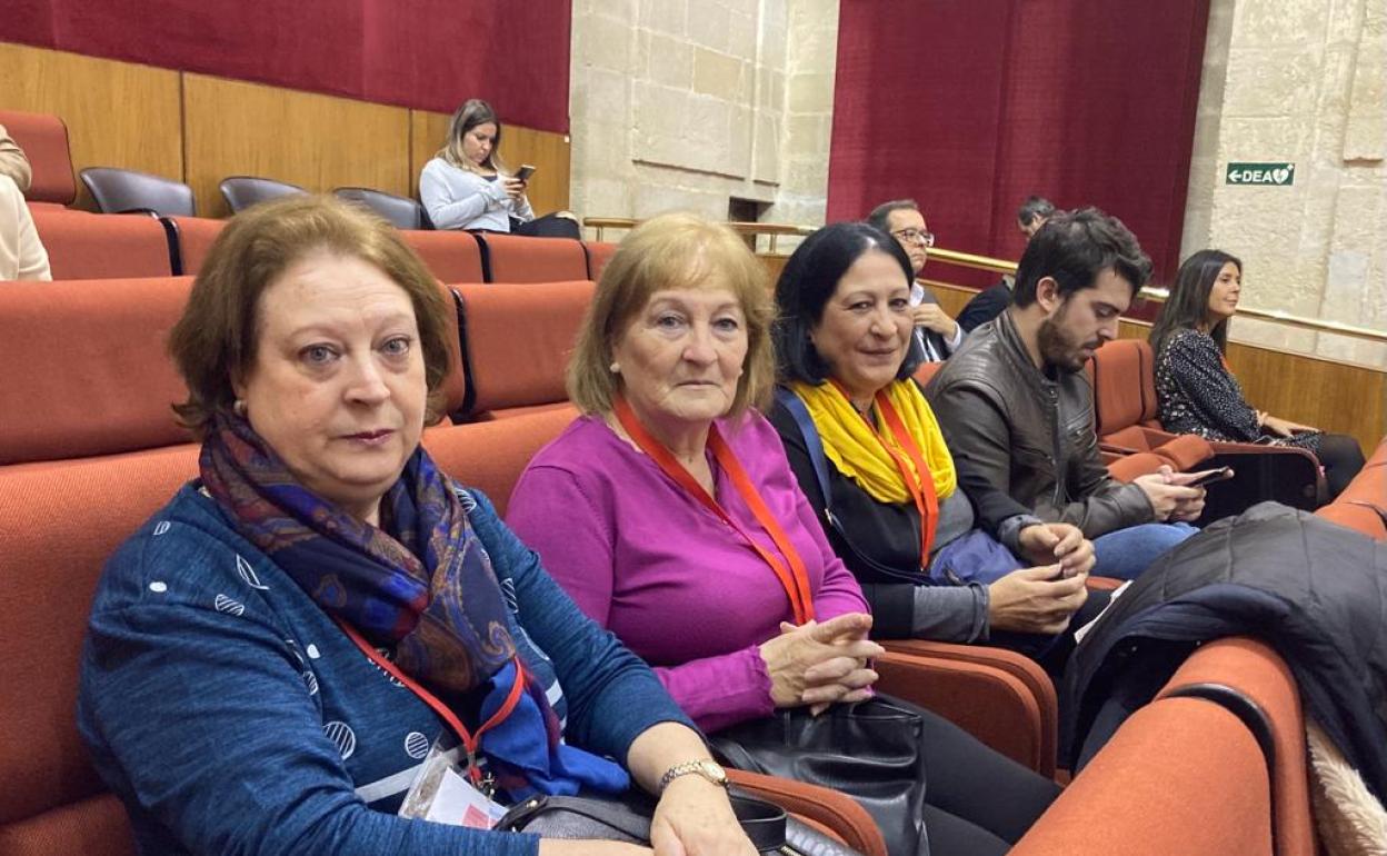 Paqui, Puri y Loli García Caparrós, en la tribuna de invitados del Parlamento. 