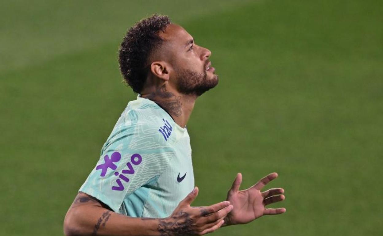 Neymar durante un entrenamiento con Brasil