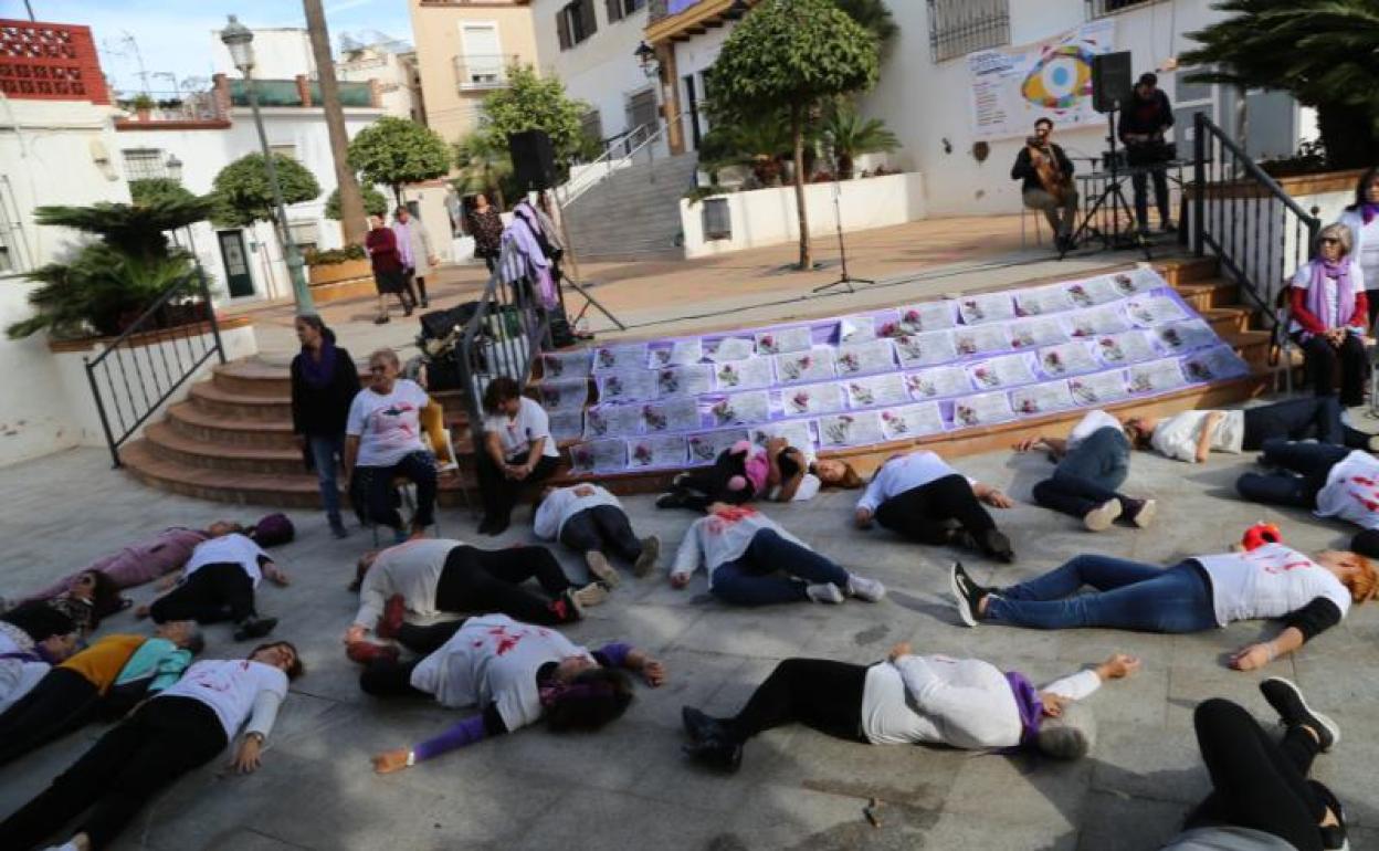 Benalmádena recuerda a las 38 mujeres fallecidas por la violencia de género este año