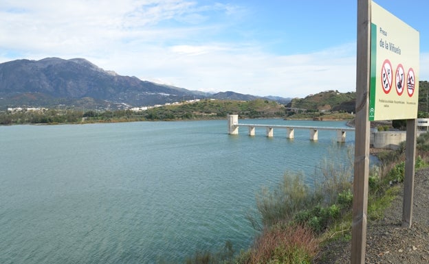 Imagen principal - Arriba, la presa en noviembre de 2012; debajo a la izquierda, en noviembre de 2008, y a la derecha, el pasado octubre. 